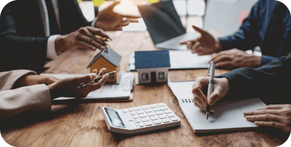 Beratung zu Immobilieninvestments mit Modellhaus und Unterlagen